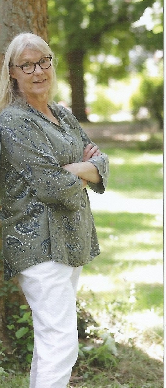 Sigrun Karré lehnt an einem Baum